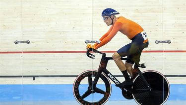 SAINT-QUENTIN-EN-YVELINES - Jan-Willem van Schip tijdens de Omnium eliminatie (mannen) bij het baanwielrennen in het Velodrome op de Olympische Spelen. ANP KOEN VAN WEEL