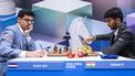 WIJK AAN ZEE - Anish Giri (Nederland) en Dommaraju Gukesh (India) spelen hun eerste schaakronde, op de eerste dag van het schaaktoernooi Tata Steel Chess. Gukesh is de huidige wereldkampioen en met zijn 18 jaar de jongste ooit. ANP FRANK VAN BEEK
