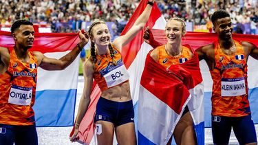 PARIJS - Femke Bol, Lieke Klaver, Eugene Omalla, Isaya Klein Ikkink vieren hun gouden medaille op het onderdeel 4 x 400m gemengde estafette tijdens de olympische atletiekwedstrijden in Stade de France. ANP REMKO DE WAAL