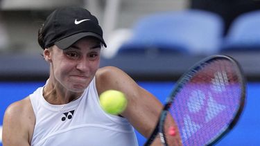 2023-09-28 16:39:47 epa10887261 Anhelina Kalinina of Ukraine in action against Caroline Garcia of France during the singles round of 16 of the Pan Pacific Open tennis tournament in Tokyo, Japan, 28 September 2023.  EPA/FRANCK ROBICHON