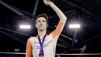 MUNCHEN - Vincent Hoppezak poseert met de bronzen medaille van het onderdeel puntenrace 40km finale van het baanwielrennen op de tweede dag van het Multi-EK. De Duitse stad Munchen huisvest in 2022 een gecombineerd EK van diverse sporten. ANP ROBIN VAN LONKHUIJSEN