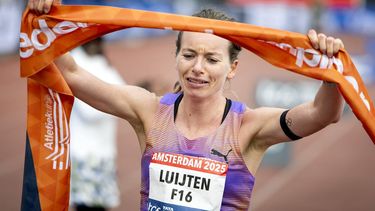 AMSTERDAM - Anne Luijten komt over de finish bij de 50e editie van de marathon van Amsterdam. Luijten is daarmee Nederlands kampioen marathon 2025 bij de vrouwen. ANP KOEN VAN WEEL