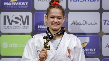 Gold Medalist Netherland’s Joanne Van Lieshout poses on the podium after the Women's -63Kg medal ceremony during the 2024 World Judo Championships on May 21, 2024 in Abu Dhabi. 
Ryan LIM / AFP