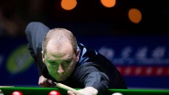 Graeme Dott of Britain plays a shot against Shaun Murphy of Britain (not pictured) during the Snooker Shanghai Masters in Shanghai on September 11, 2014. Dott won against Murphy with 5:3 in the second round of the competition. The World Snooker Masters will take place until September 14, 2014.   AFP PHOTO / JOHANNES EISELE
JOHANNES EISELE / AFP