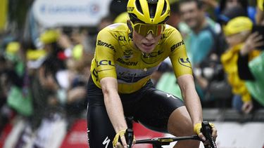 Team SD Worx - Protime's Dutch rider Demi Vollering wearing the overall leader's yellow jersey rides to take the second place of the 4th stage (out of 8) of the third edition of the Women's Tour de France cycling race, a 122.7 km between Valkenburg and Liege, on August 14, 2024. 
JULIEN DE ROSA / AFP