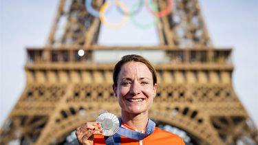 PARIJS - Wielrenner Marianne Vos tijdens de huldiging van haar zilveren medaille na afloop van de wegrace wielrennen vrouwen op de Olympische Spelen. ANP ROBIN VAN LONKHUIJSEN