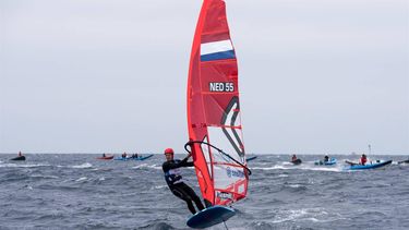 2022-04-04 14:23:55 epa09870351 Luuc Van Opzeeland of the Netherlands competes in a race of the iQFOIL class on the first day of the 51st Princess Sofia Trophy sailing regatta in Palma de Mallorca, Balearic Islands, Spain, 04 April 2022.  EPA/ATIENZA