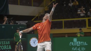 2023-09-17 16:28:24 epa10866406 Botic Van de Zandschulp of Netherlands in action against Duje Ajdukovic of Croatia during the Davis Cup Group D match between Netherlands and Croatia in Split, Croatia, 17 September 2023.  EPA/STRINGER