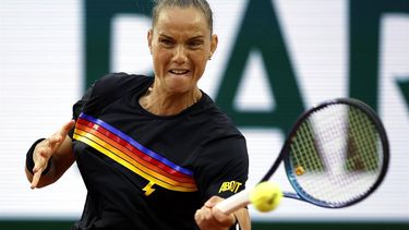 epa11379311 Arantxa Rus of the Netherlands in action during her Women's Singles 2nd round match against Elena Rybakina of Kazakhstan during the French Open Grand Slam tennis tournament at Roland Garros in Paris, France, 30 May 2024.  EPA/YOAN VALAT