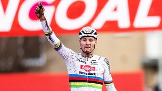 HULST - Mathieu van der Poel wint de elfde wereldbekerwedstrijd veldrijden. De wedstrijd in Hulst is de elfde in de cyclus en de eerste op Nederlandse bodem. ANP IRIS VAN DEN BROEK