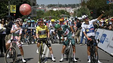 (From L) Caja Rural - Seguros RGA team's Dutch rider Alex Molenaar wearing the climber's dotted jersey, Team Visma | Lease a Bike's Danish rider Jonas Vingegaard wearing the overall leader's yellow jersey, UAE Team Emirates - XRG's Mexican rider Isaac Del Toro wearing the sprinter's green jersey and Lidl - Trek team's Spanish rider Juan Ayuso wearing the best young rider's white jersey pose for a selfie at the start of the 3rd stage of the 113th edition of the Tour de France cycling race, 196 km between Granollers and Les Angles in southern France, on July 6, 2026. 
Loic VENANCE / AFP