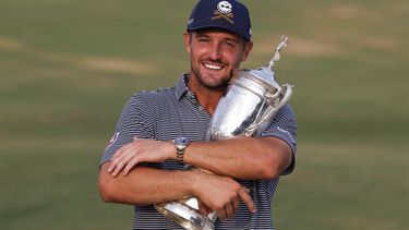 epa11416574 Bryson DeChambeau of the US holds up his 2024 US Open Championship trophy after winning the golf tournament at Pinehurst No. 2 course in Pinehurst, North Carolina, USA, 16 June 2024.  EPA/ERIK S. LESSER