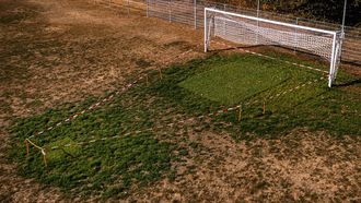 NOORBEEK - Een uitgedroogd voetbalveld bij SNC '14 door een verbod op het sproeien met oppervlaktewater van sportvelden. ROB ENGELAAR / ANP