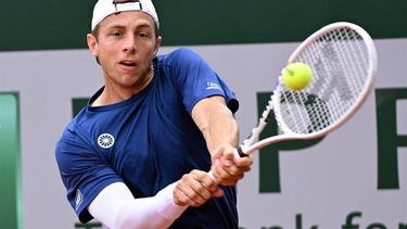 epa11379269 Tallon Griekspoor of the Netherlands in action during his Men's Singles 2nd round match against Luciano Darderi of Italy during the French Open Grand Slam tennis tournament at Roland Garros in Paris, France, 30 May 2024.  EPA/CAROLINE BLUMBERG