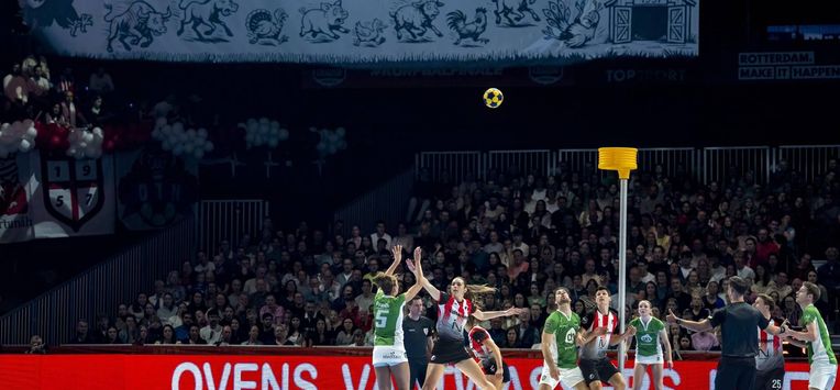 ROTTERDAM - Rosalie Peet van DVO tegen Laura van der Linden van Fortuna tijdens de finale van de Korfbal League in Rotterdam Ahoy. De korfballers van DVO uit Bennekom veroverden voor het eerst de Nederlandse titel in de zaal. RONALD HOOGENDOORN / ANP