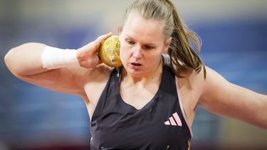 APELDOORN - Jessica Schilder in actie tijdens de finale kogelstoten voor vrouwen op de eerste dag van het NK Indoor atletiek Omnisport Apeldoorn. ANP SANDER KONING