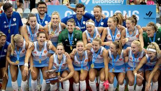 MONCHENGLADBACH - De Nederlandse hockeysters op het podium na de overwinning op Duitsland na afloop van de finale tussen Nederland en Duitsland op het EK Hockey in het HockeyPark stadion. ANP SEM VAN DER WAL