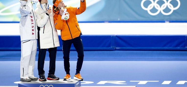 MILAAN - Vladimir Semirunniy uit Polen, Metodej Jilek uit Tsjechië en Jorrit Bergsma tijdens de medailleceremonie van de 10.000 meter bij het langebaanschaatsen in het Milano Speed Skating Stadium op de Olympische Winterspelen van Milaan.ROBIN VAN LONKHUIJSEN / ANP