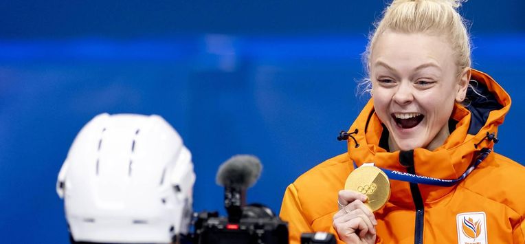 MILAAN - Xandra Velzeboer tijdens de medailleceremonie van de 1000 meter bij het shorttrack schaatsen in de Milano Ice Skating Area op de Olympische Winterspelen van Milaan. ROBIN VAN LONKHUIJSEN / ANP