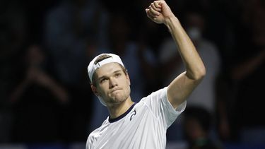 2023-11-21 20:00:13 epa10988216 Finland's Otto Virtanen in action against Canada's Gabriel Diallo during their 2023 Davis Cup Final 8 quarterfinals Canada vs Finland singles match in Malaga, Spain, 21 November 2023.  EPA/Jorge Zapata