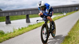epa11399836 Soudal Quick-Step rider Yves Lampaert from Belgium in action during the first stage of the 87th Tour de Suisse cycling race, an individual time trial over 4.8 km with start and finish in Vaduz, Liechtenstein, 09 June 2024.  EPA/GIAN EHRENZELLER