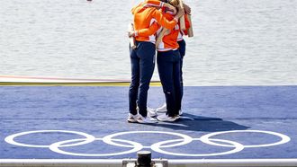 PARIJS - Marloes Oldenburg, Hermijntje Drenth, Tinka Offereins en Benthe Boonstra van de vrouwen vier tijdens de huldiging van hun gouden medaille na afloop van de finale op het olympisch roeitoernooi tijdens de zomerspelen in de Franse hoofdstad. ANP KOEN VAN WEEL