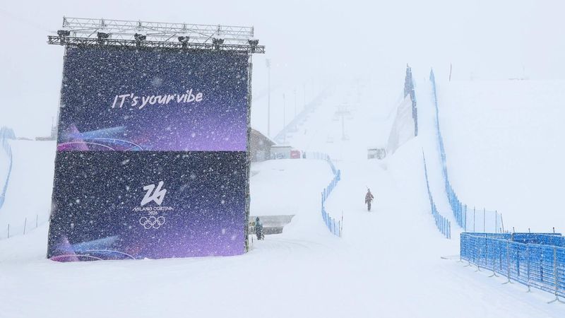 epa12749134 Staff shovel snow as competition is postponed in the Women's Slopestyle of the Snowboarding competitions at the Milano Cortina 2026 Winter Olympic Games, in Livigno, Italy, 17 February 2026.  EPA/SERGEI ILNITSKY