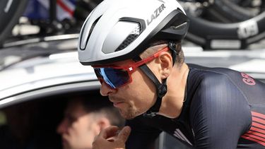 Britain's Thomas Pidcock cycles with the pack of riders (peloton) during the men's cycling road race during the Paris 2024 Olympic Games in Paris, on August 3, 2024. 
Tim De Waele / POOL / AFP