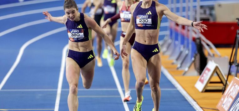 APELDOORN - Myrte van der Schoot en Lieke Klaver in actie tijdens de finale van de 400 meter op de tweede en laatste dag van het NK atletiek indoor. ROBIN VAN LONKHUIJSEN / ANP