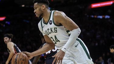 epa12815866 Milwaukee Bucks Forward Giannis Antetokounmpo in action during the NBA basketball game between the Miami Heat and the Milwaukee Bucks at the Kaseya Center in Miami, Florida, USA, 12 March 2026.  EPA/CRISTOBAL HERRERA-ULASHKEVICH  SHUTTERSTOCK OUT