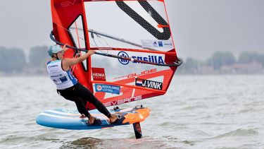 LELYSTAD - Joost Vink in actie tijdens zijn iQFOil men race op de Allianz Regatta zeilen. ANP IRIS VAN DEN BROEK