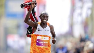 ROTTERDAM - Geoffrey Kamworor (KEN) viert zijn overwinning tijdens de finish van de 44e editie van de marathon van Rotterdam. ANP IRIS VAN DEN BROEK
