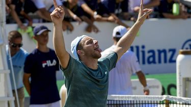 epa12203246 Tallon Griekspoor of the Netherlands celebrates winning against Corentin Moutet of France during their men's individual final of the ATP 250 Mallorca Championships tennis tournament in Santa Ponsa, Mallorca, Spain, 28 June 2025.  EPA/MIQUEL A. BORRAS