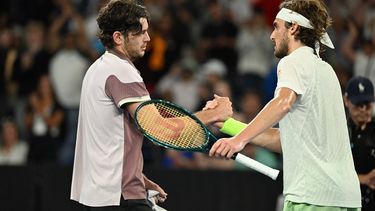 epa11093321 Taylor Fritz (L) of the USA shakes hands with Stefanos Tsitsipas (R) of Greece after winning his 4th round match on Day 8 of the 2024 Australian Open at Melbourne Park in Melbourne, Australia, 21 January 2024.  EPA/JAMES ROSS AUSTRALIA AND NEW ZEALAND OUT