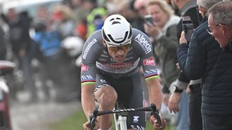 epa12030057 Dutch rider Mathieu Van Der Poel of Alpecin-Deceuninck competes in the Paris-Roubaix one-day cycling classic over 259.2km from Compiegne to Roubaix, France, 13 April 2025.  EPA/PAPON BERNARD / POOL