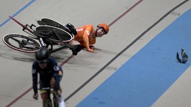 Netherlands' #34 Lorena Wiebes reacts after falling during the women's madison 30km event final at the 2025 UCI Track World Championships, in the Penalolen Velodrome in Santiago, on October 25, 2025. 
Rodrigo ARANGUA / AFP