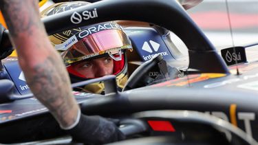 2023-11-25 12:34:53 Red Bull Racing's Dutch driver Max Verstappen looks on in the pit during the third practice session for the Abu Dhabi Formula One Grand Prix at the Yas Marina Circuit in the Emirati city on November 25, 2023. 
Giuseppe CACACE / AFP