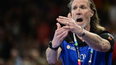 epa11099077 Netherland’s Swedish head coach Staffan Olsson gestures during the EHF Men's EURO 2024 main round handball match between Netherlands and Portugal in Hamburg, Germany, 23 January 2024.  EPA/FABIAN BIMMER
