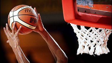 AMSTERDAM - Arvis Wyatt van EclipseJet MyGuide werpt richting de basket maandag tijdens de halve finale tegen het Nederlandse basketbalteam op de Amsterdam Haarlem Basketbalweek. ANP PHOTO KOEN VAN WEEL