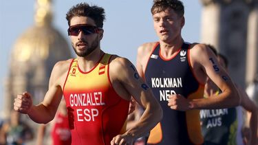 epa11526646 Mitch Kolkman of the Netherlands and Alberto Gonzales Garcia of Spain compete in the Triathlon Mixed Relay of the Triathlon competitions in the Paris 2024 Olympic Games, at the Pont Alexandre III in Paris, France, 05 August 2024.  EPA/MOHAMMED BADRA
