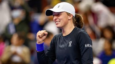 2023-10-08 20:50:11 epa10907282 Iga Swiatek of Poland celebrates after winning the Women's Singles Final match against Liudmila Samsonova of Russia in the China Open tennis tournament in Beijing, China, 08 October 2023.  EPA/MARK R. CRISTINO