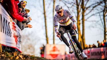 Alpecin - Deceuninck team's Dutch rider Mathieu Van Der Poel competes in the Men's cyclocross elite race stage 7 of the UCI World Cup competition, in Gavere, on December 26, 2025. 
JASPER JACOBS / Belga / AFP