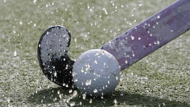 BLOEMENDAAL - HOCKEY. Hockeybal aan de stick op een water kunstgrasveld. ANP PHOTO XTRA KOEN SUYK