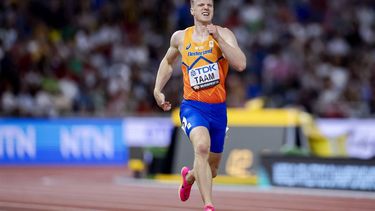 BOEDAPEST - Rik Taam in actie op de 400 meter van  meerkamp tijdens de zevende dag van de wereldkampioenschappen atletiek. ANP ROBIN VAN LONKHUIJSEN