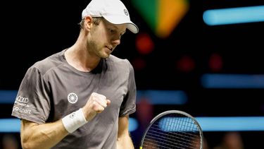 ROTTERDAM - Botic van de Zandschulp (Nederland) in actie tegen Stefanos Tsitsipas (Griekenland) op de vierde dag van het ABN AMRO tennistoernooi in Ahoy Rotterdam. BAS CZERWINSKI / ANP