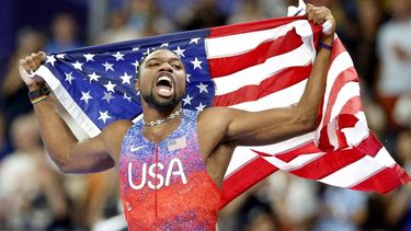 epa11526336 Noah Lyles of the USA celebrates after winning the Men 100m final of the Athletics competitions in the Paris 2024 Olympic Games, at the Stade de France stadium in Saint Denis, France, 04 August 2024.  EPA/FRANCK ROBICHON