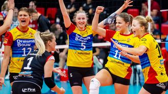 DEN BOSCH -  Sanne Konijnenberg,  Britt van de Kooi en Suus Gerritsen van Draisma Dynamo tijdens de dames finale van de nationale beker volleybal 2025 in Maaspoort Den Bosch. ANP IRIS VAN DEN BROEK