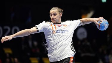 epa08120411 Iso Sluijters of Netherlands in action during the preliminary round match between Latvia and the Netherlands at the EHF Handball Men European Championship in Trondheim, Norway, 11 January 2020.  EPA/OLE MARTIN WOLD  NORWAY OUT
