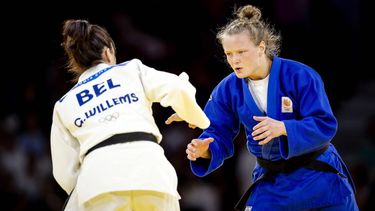 PARIJS - Judoka Sanne van Dijke strijdt tegen Gabriella Willems van België om het brons op de Olympische Spelen. ANP REMKO DE WAAL