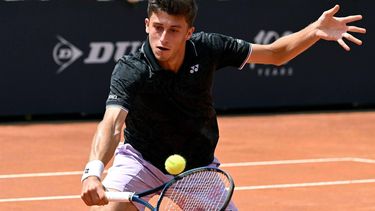 epa10620776 Luca Nardi of Italy in action during his men's singles first round match against David Goffin of Belgium (not pictured) at the Italian Open tennis tournament in Rome, Italy, 11 May 2023.  EPA/ETTORE FERRARI